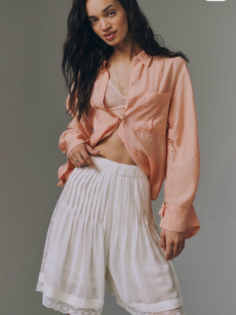 White lace trim pleated shorts